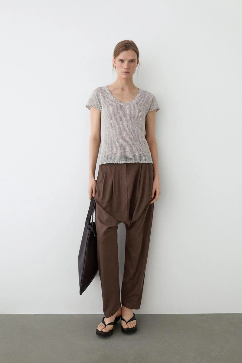 Трикотажный свитер с коротким рукавом и деталями из нитей