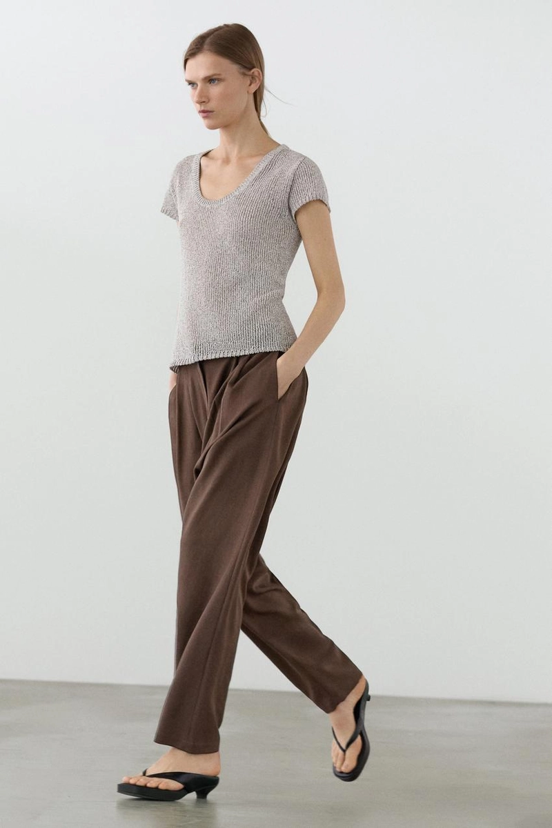 Трикотажный свитер с коротким рукавом и деталями из нитей