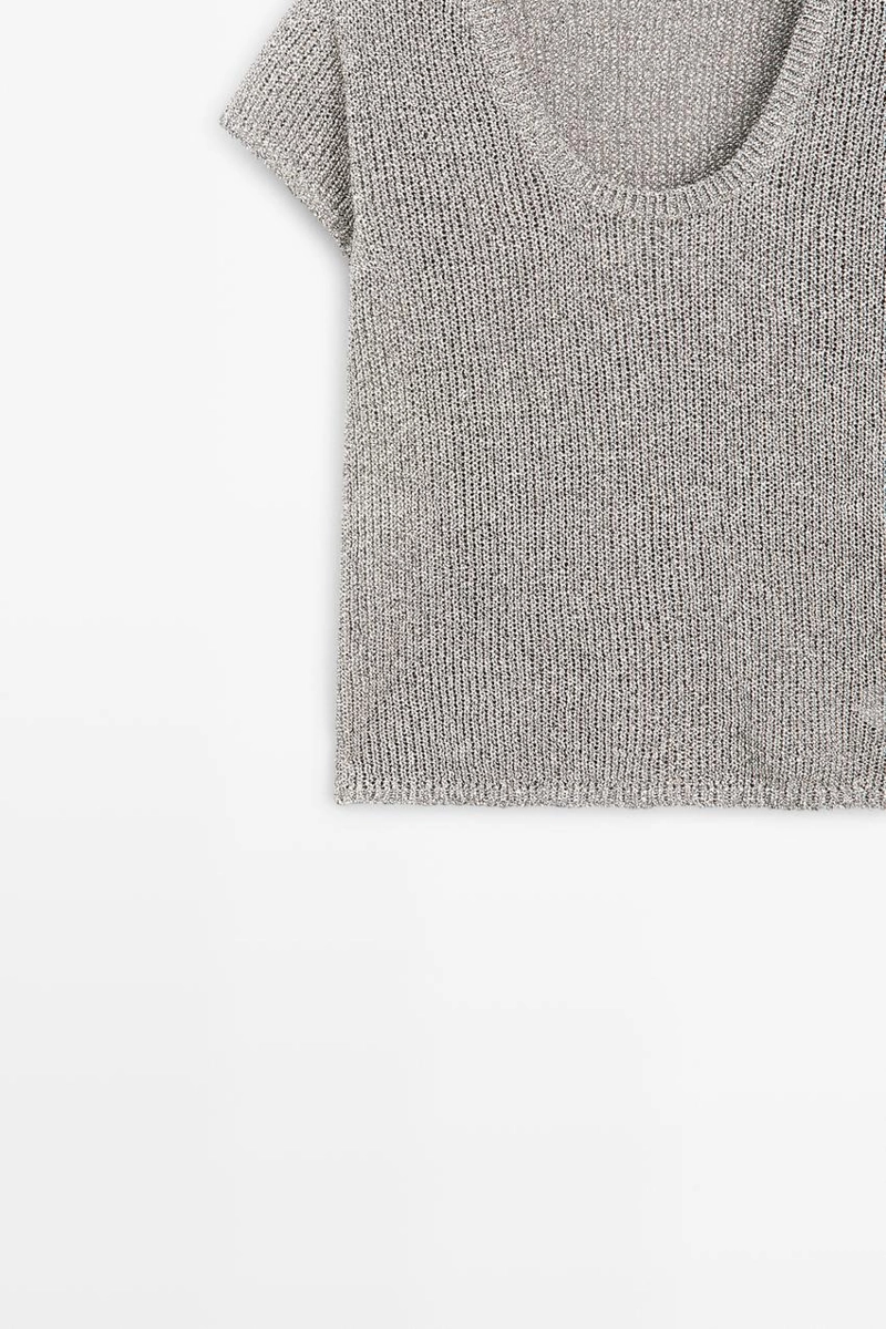 Трикотажный свитер с коротким рукавом и деталями из нитей
