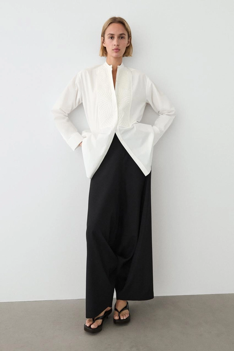 Рубашка из 100% хлопкового поплина с вышитым биб-образным воротником