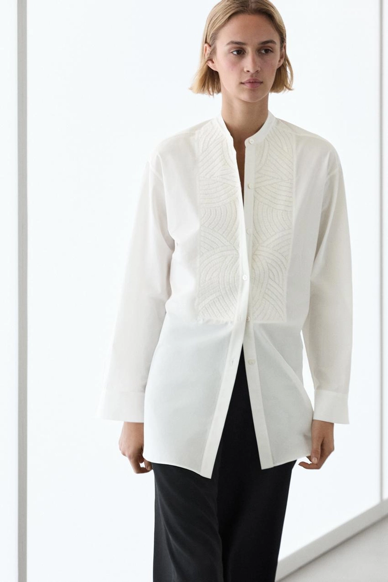 Рубашка из 100% хлопкового поплина с вышитым биб-образным воротником