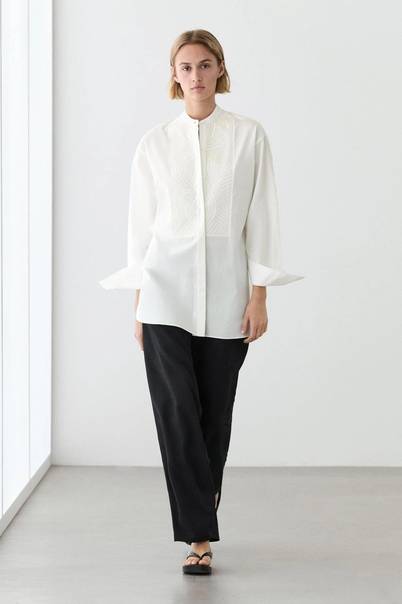 Рубашка из 100% хлопкового поплина с вышитым биб-образным воротником