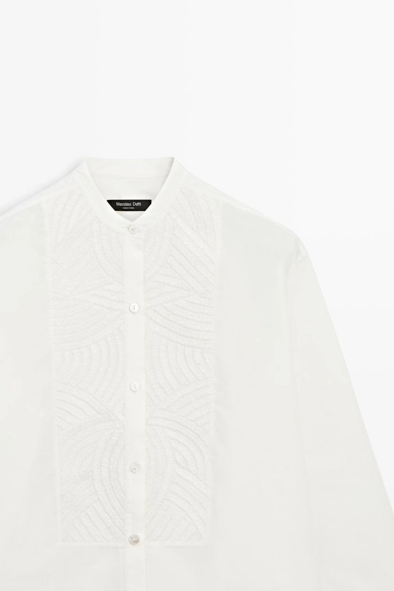 Рубашка из 100% хлопкового поплина с вышитым биб-образным воротником