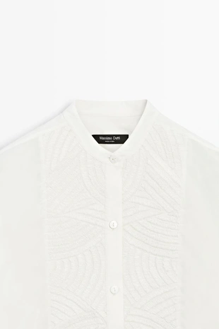 Рубашка из 100% хлопкового поплина с вышитым биб-образным воротником- Заказать в России