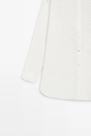 Рубашка из 100% хлопкового поплина с вышитым биб-образным воротником- Заказать в России