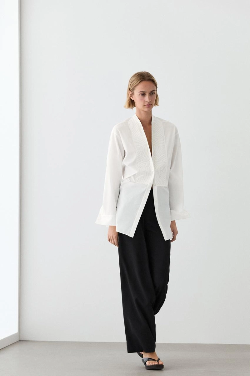 Рубашка из 100% хлопкового поплина с вышитым биб-образным воротником