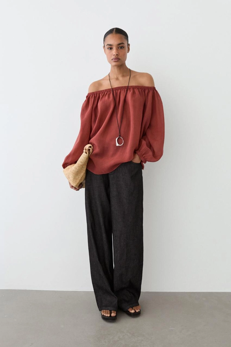 Блузка с лодочным вырезом из легкого материала