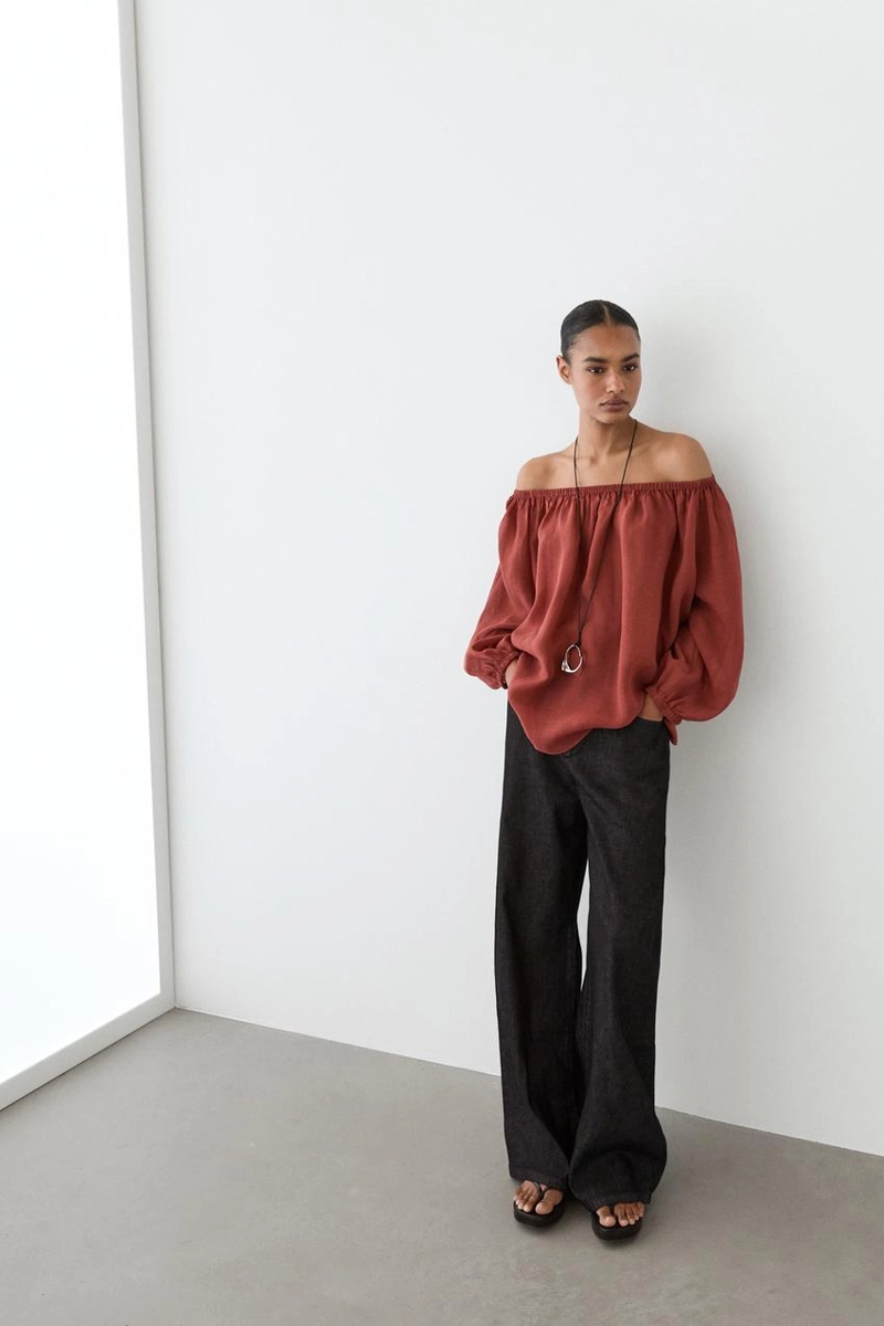 Блузка с лодочным вырезом из легкого материала