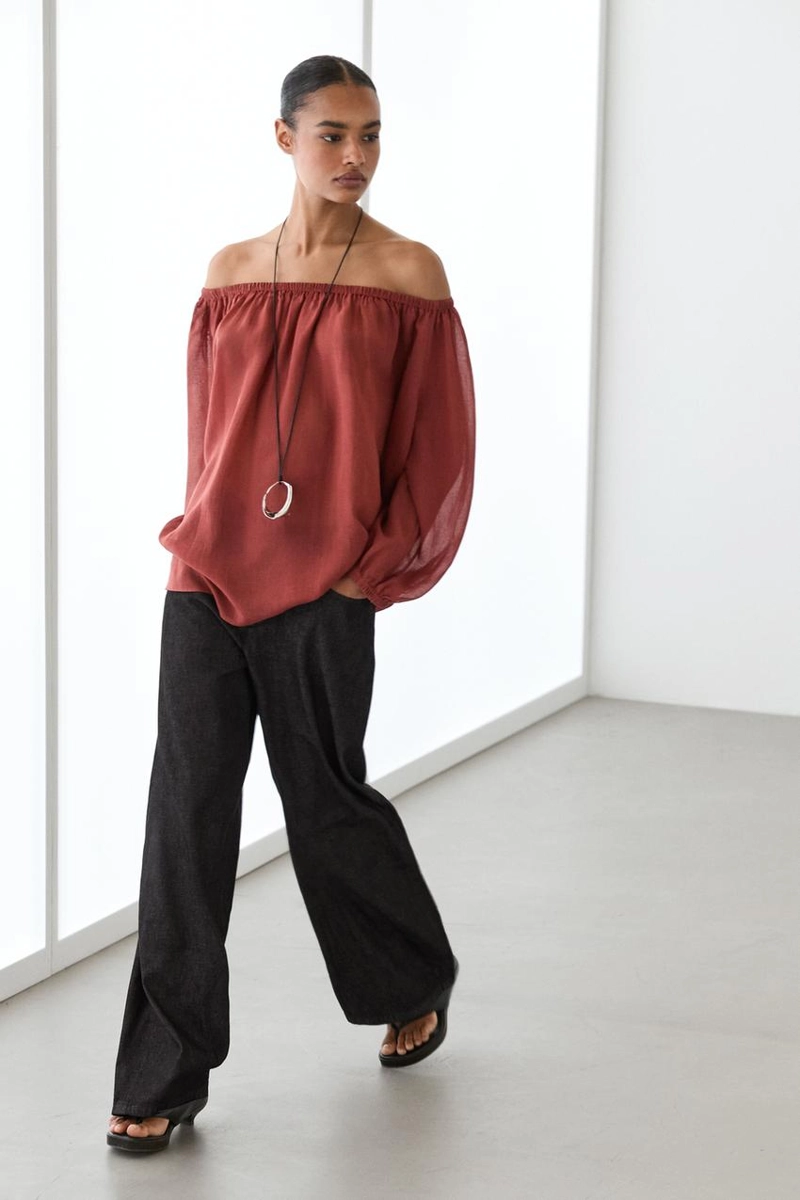 Блузка с лодочным вырезом из легкого материала