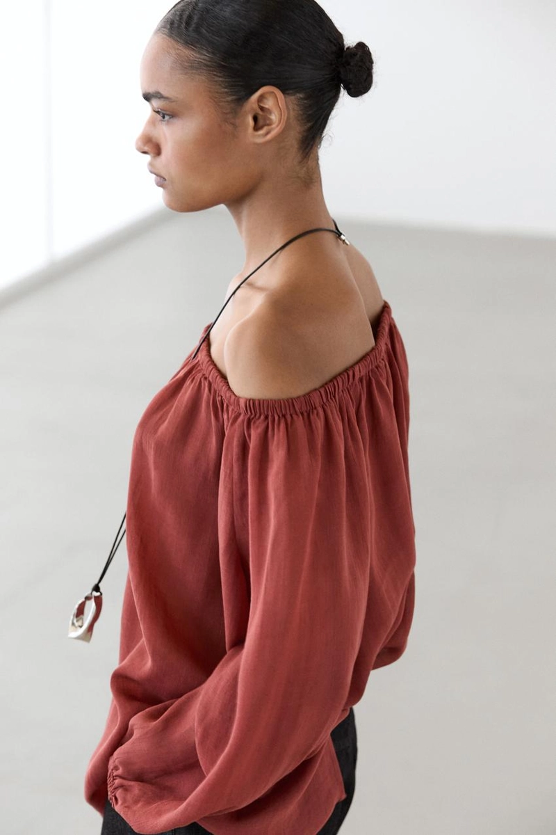 Блузка с лодочным вырезом из легкого материала