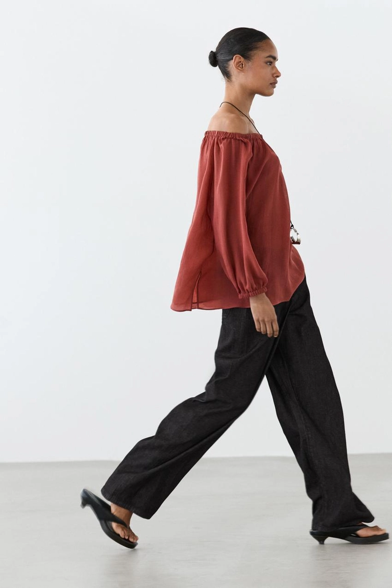 Блузка с лодочным вырезом из легкого материала