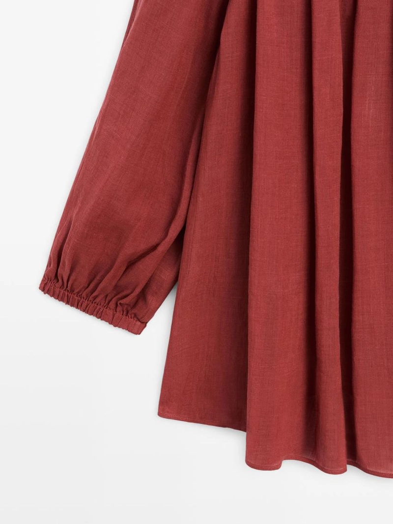 Блузка с лодочным вырезом из легкого материала