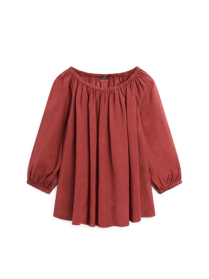 Блузка с лодочным вырезом из легкого материала