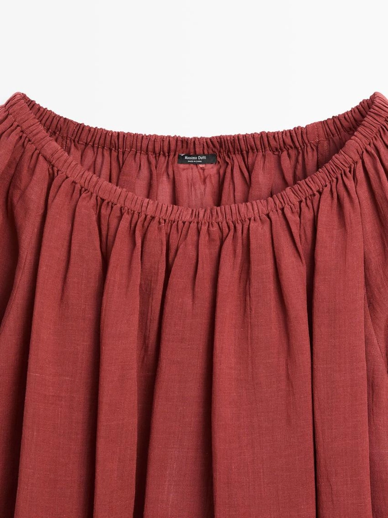 Блузка с лодочным вырезом из легкого материала