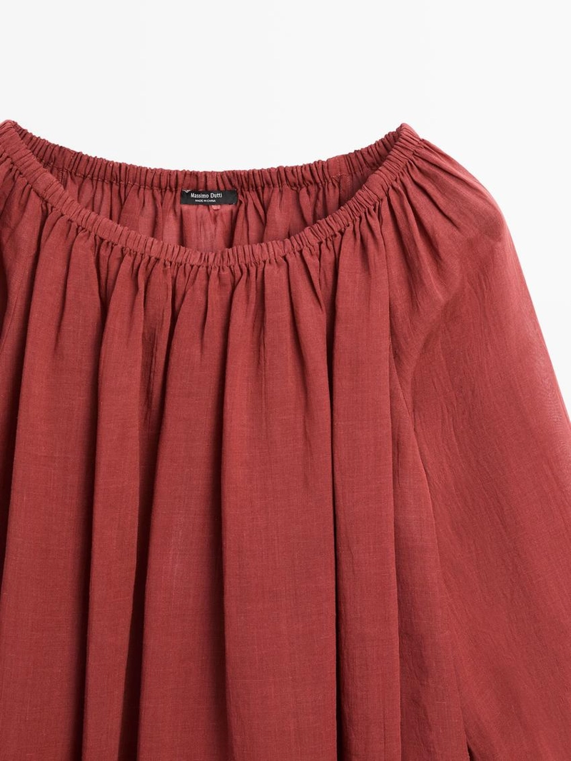 Блузка с лодочным вырезом из легкого материала