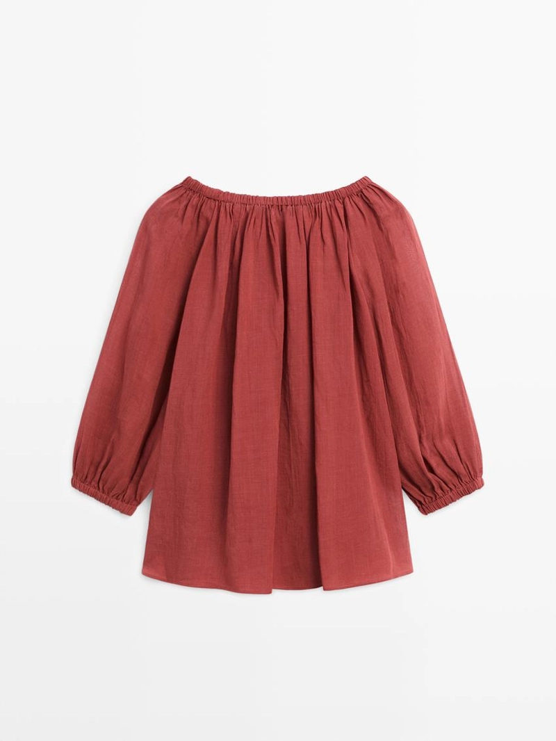 Блузка с лодочным вырезом из легкого материала