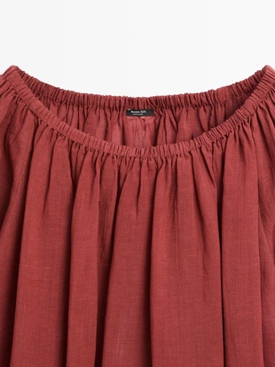 Блузка с лодочным вырезом из легкого материала- Заказать в России