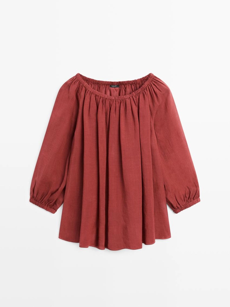 Блузка с лодочным вырезом из легкого материала