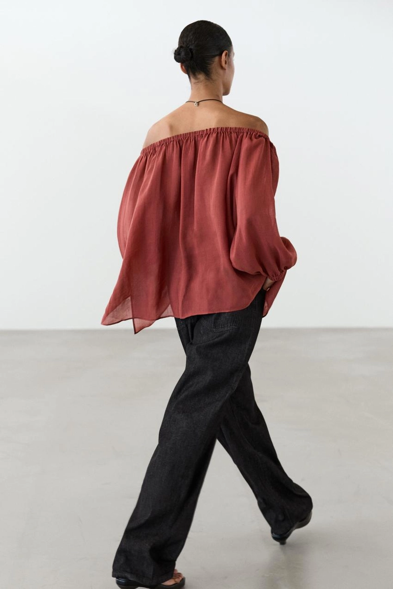 Блузка с лодочным вырезом из легкого материала