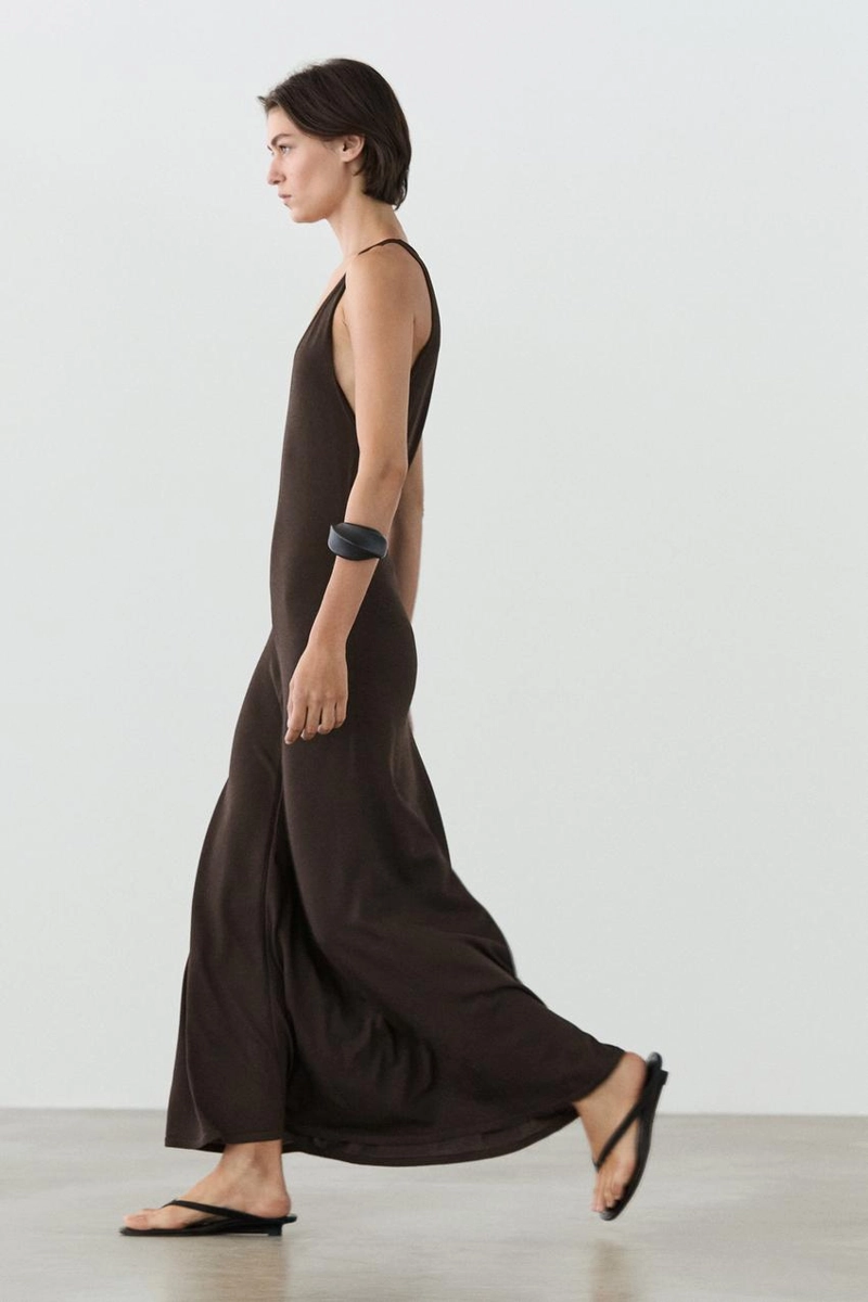 Платье миди с расклешенным v-образным вырезом