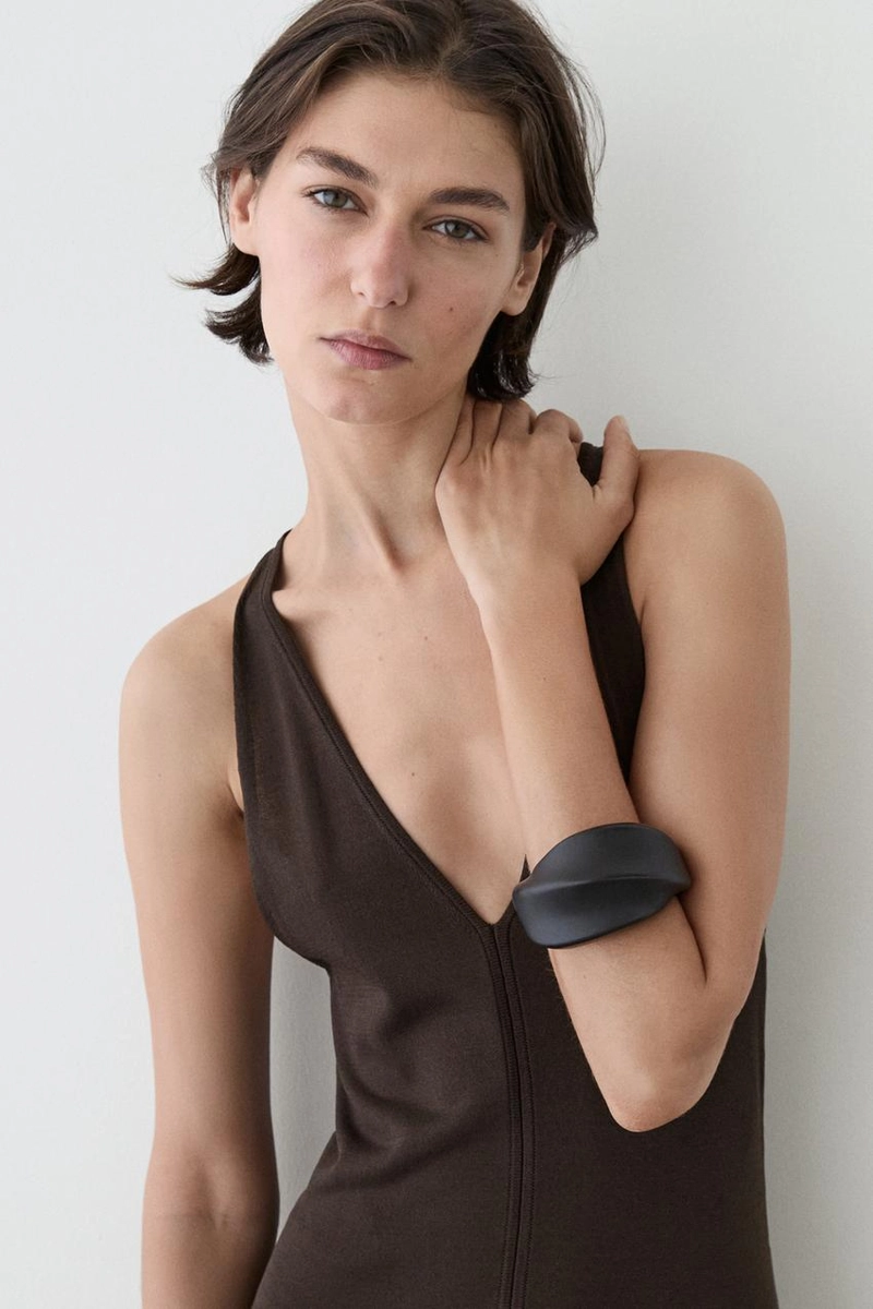 Платье миди с расклешенным v-образным вырезом