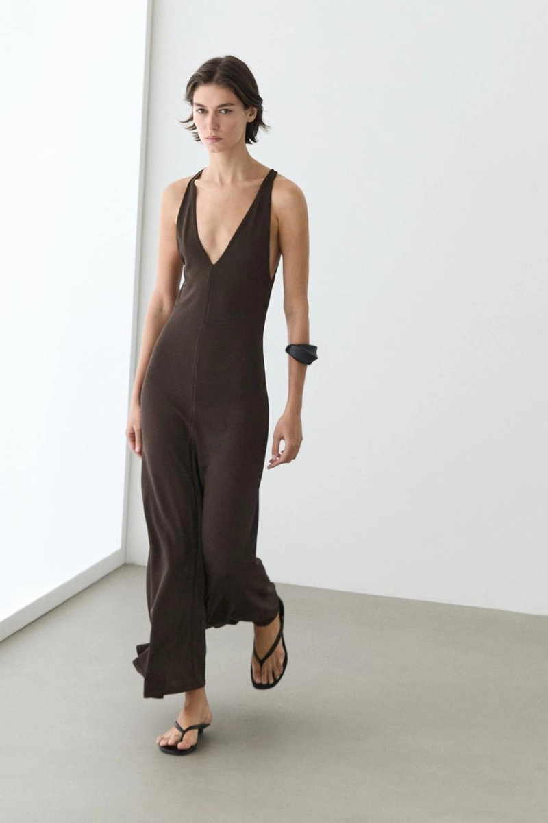 Платье миди с расклешенным v-образным вырезом