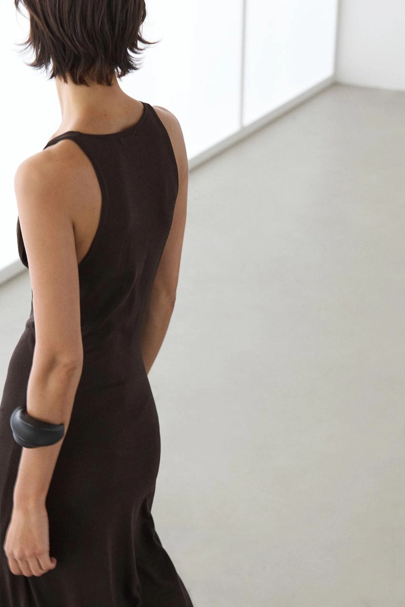 Платье миди с расклешенным v-образным вырезом