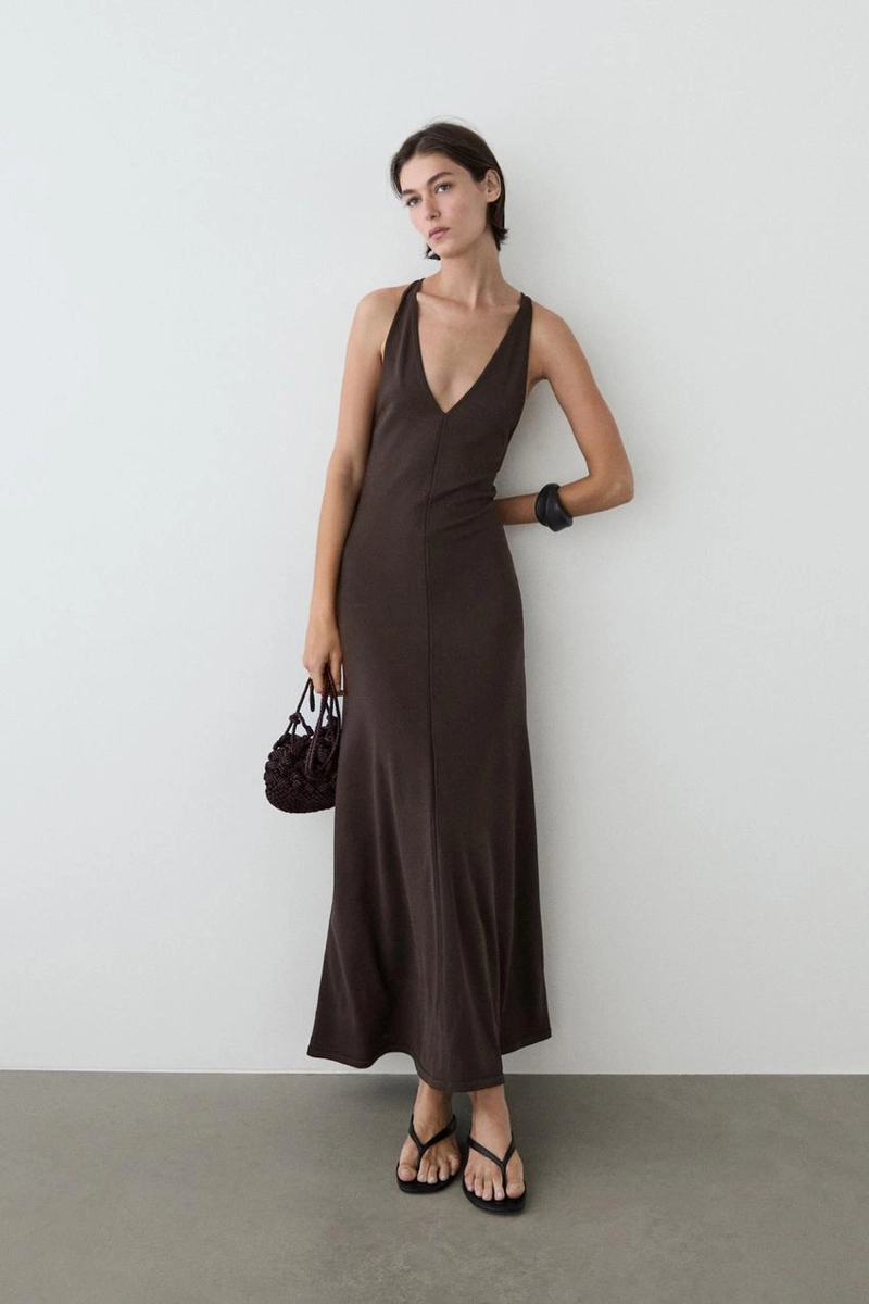 Платье миди с расклешенным v-образным вырезом