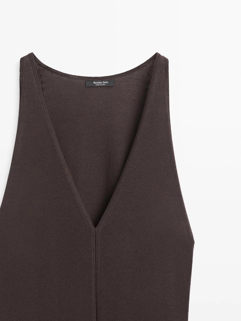 Платье миди с расклешенным v-образным вырезом