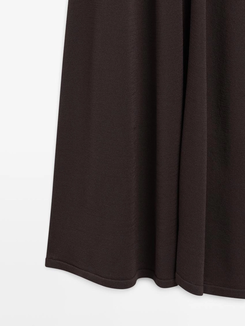 Платье миди с расклешенным v-образным вырезом