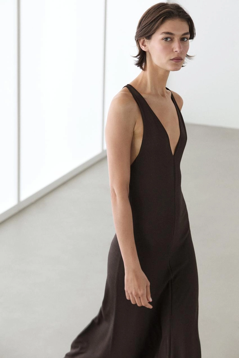 Платье миди с расклешенным v-образным вырезом