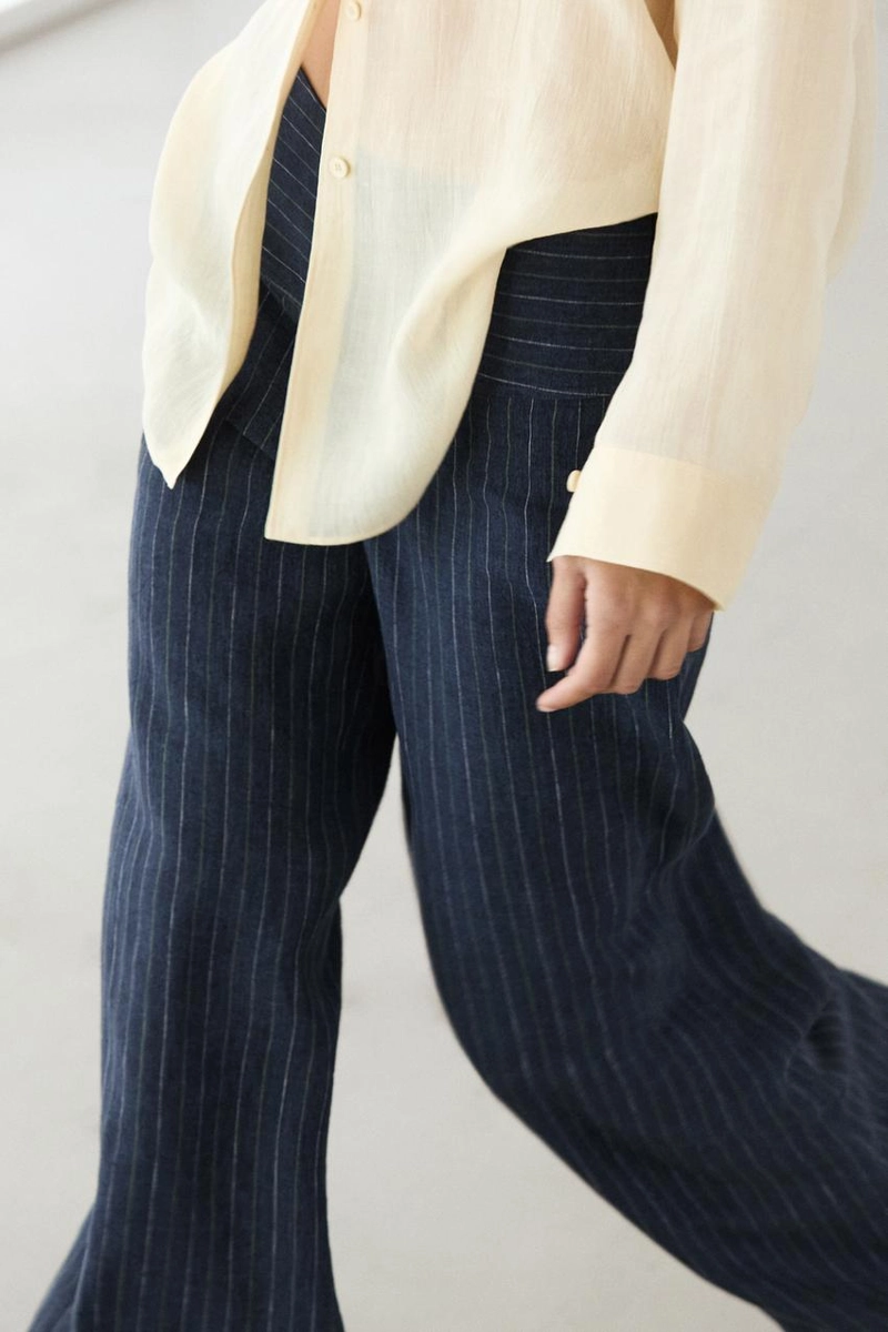 Брюки из льна с зауженными штанинами и полосатыми деталями