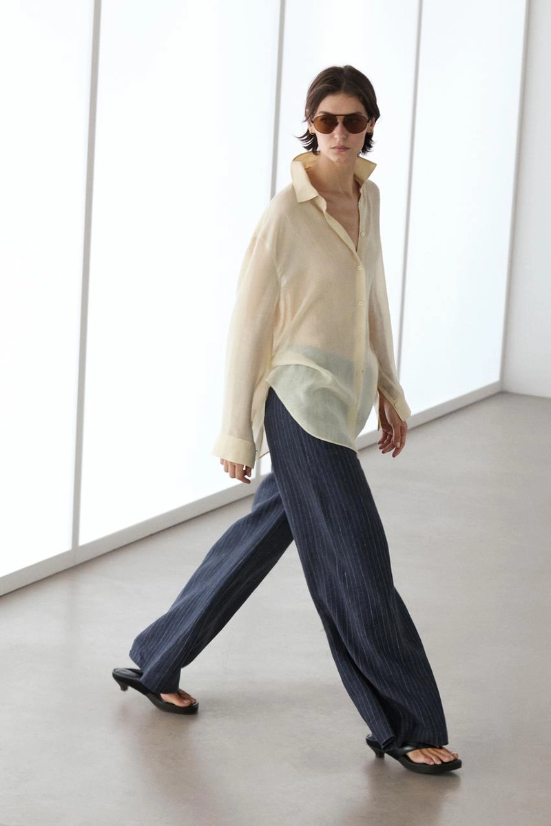 Брюки из льна с зауженными штанинами и полосатыми деталями