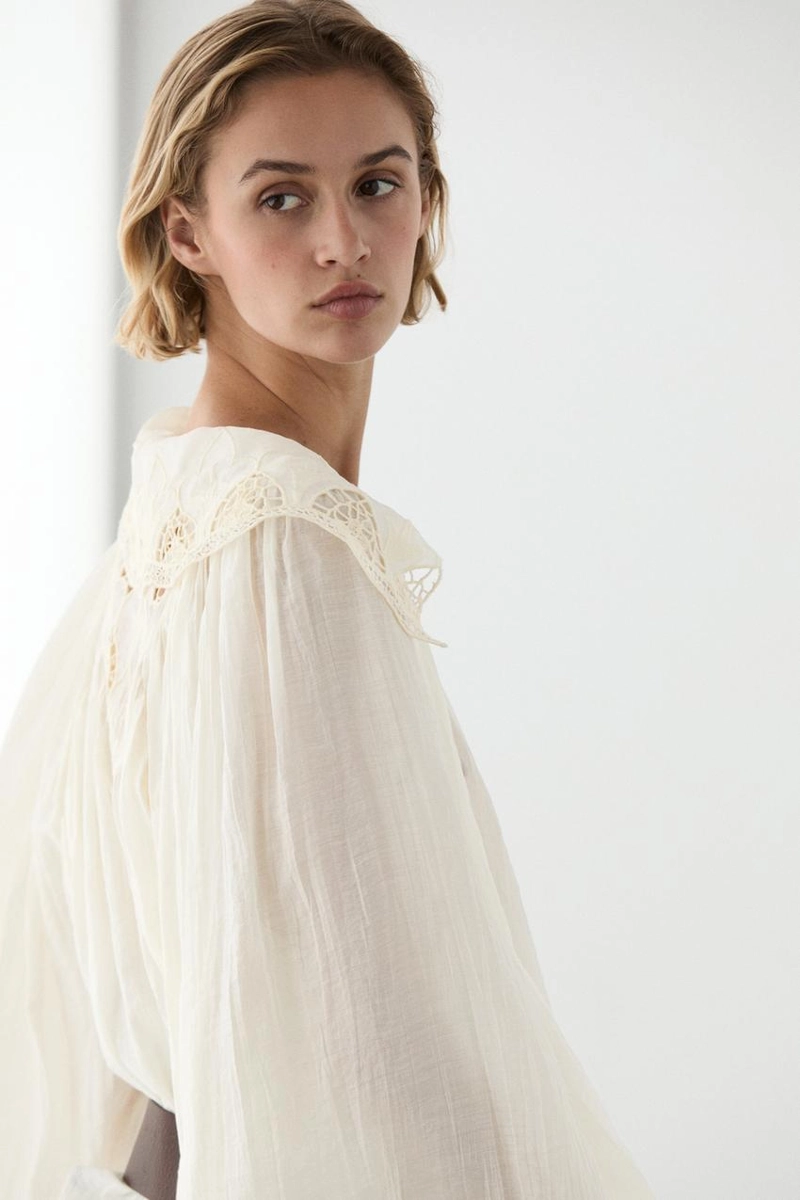 Вышитая блузка в полупрозрачной ткани