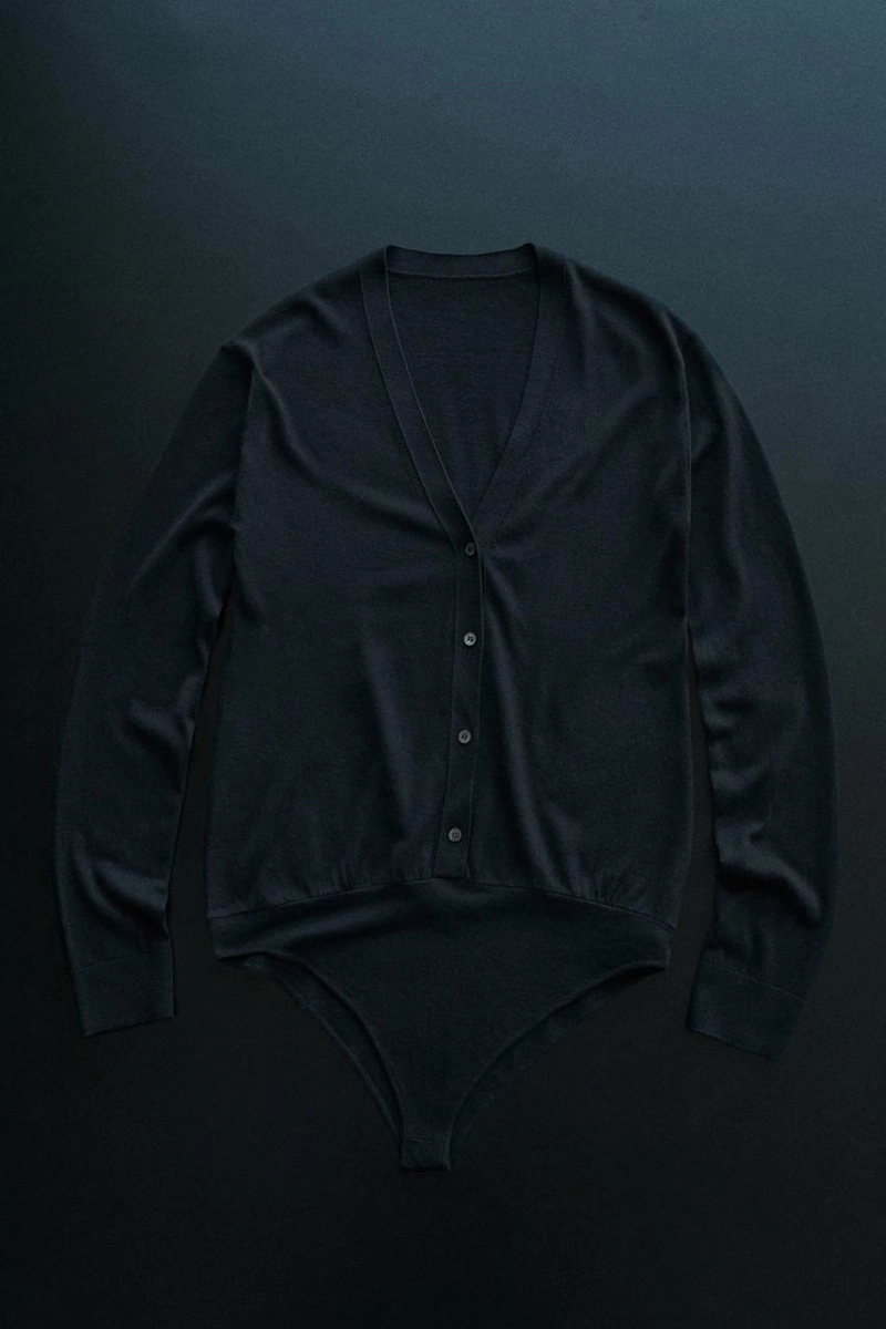 Боди из шелкового смесового материала и брюки из льняного смесового материала