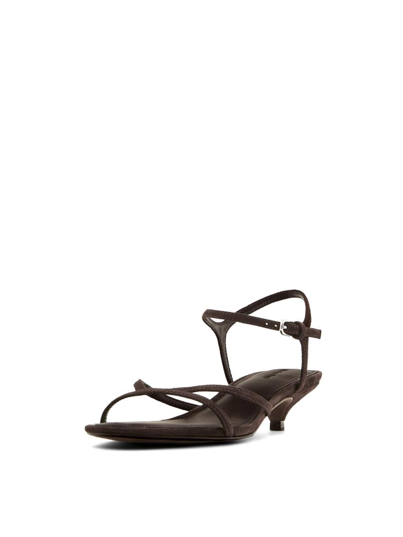 Кожаные босоножки с низким каблуком
