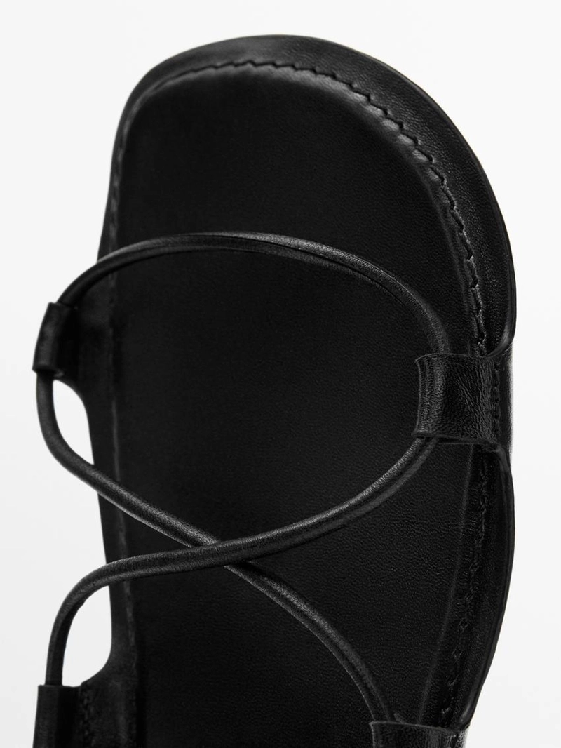 Сандалии на плоской подошве с ремешками