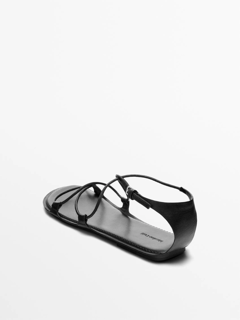 Сандалии на плоской подошве с ремешками