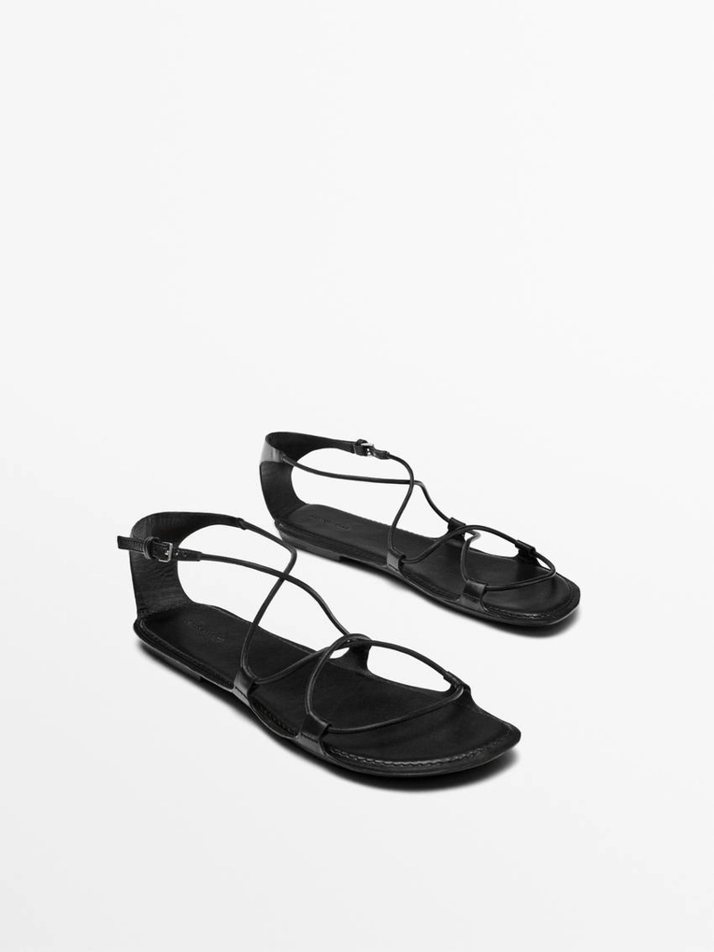 Сандалии на плоской подошве с ремешками