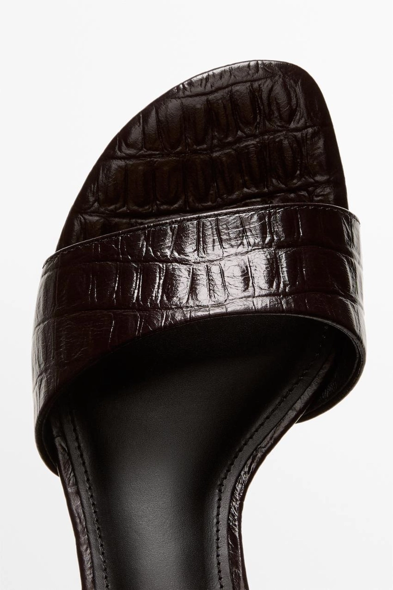 Босоножки на высоком каблуке из тисненой кожи