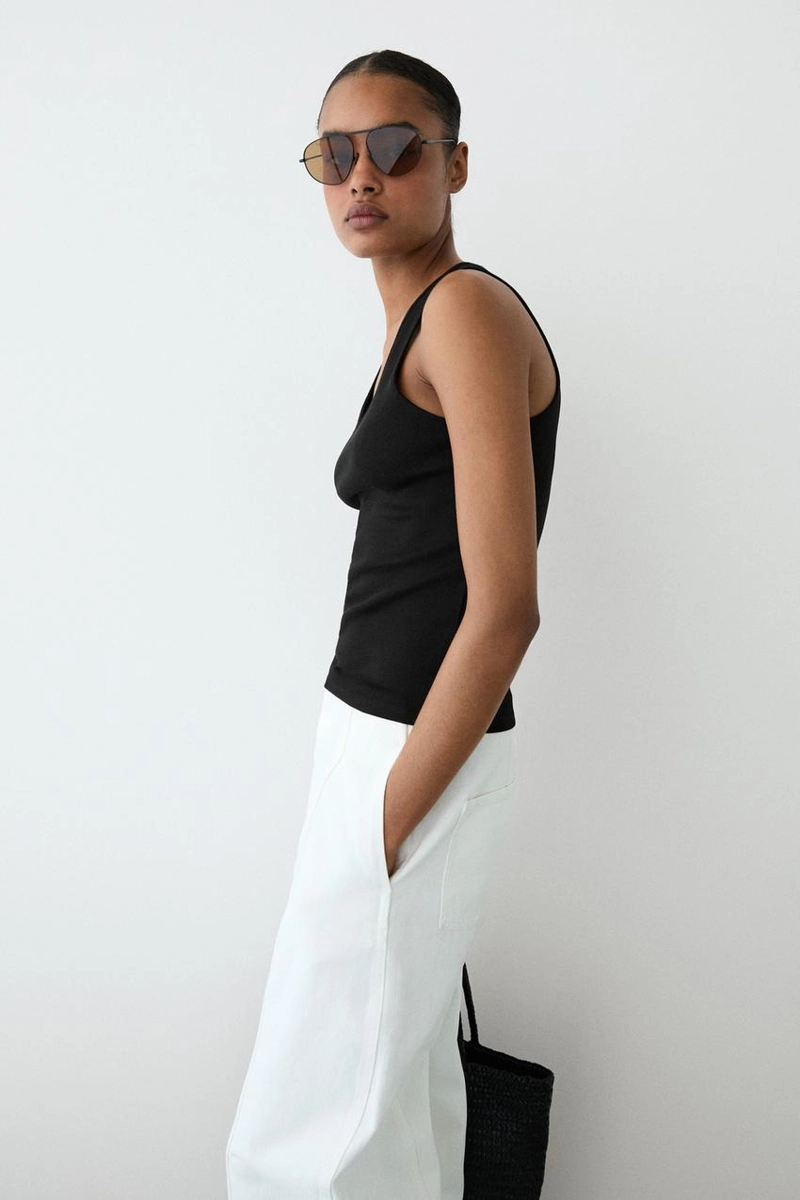 Топ с глубоким вырезом на бретельках