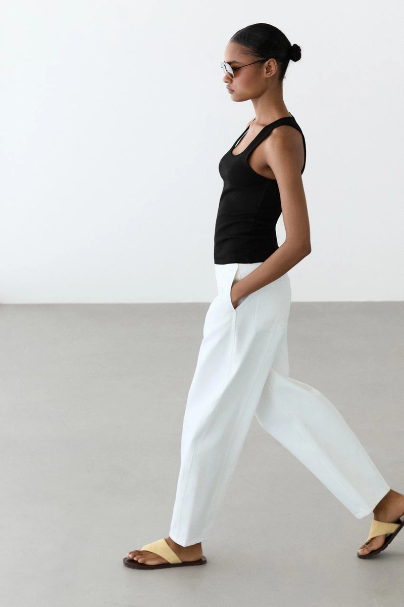 Топ с глубоким вырезом на бретельках