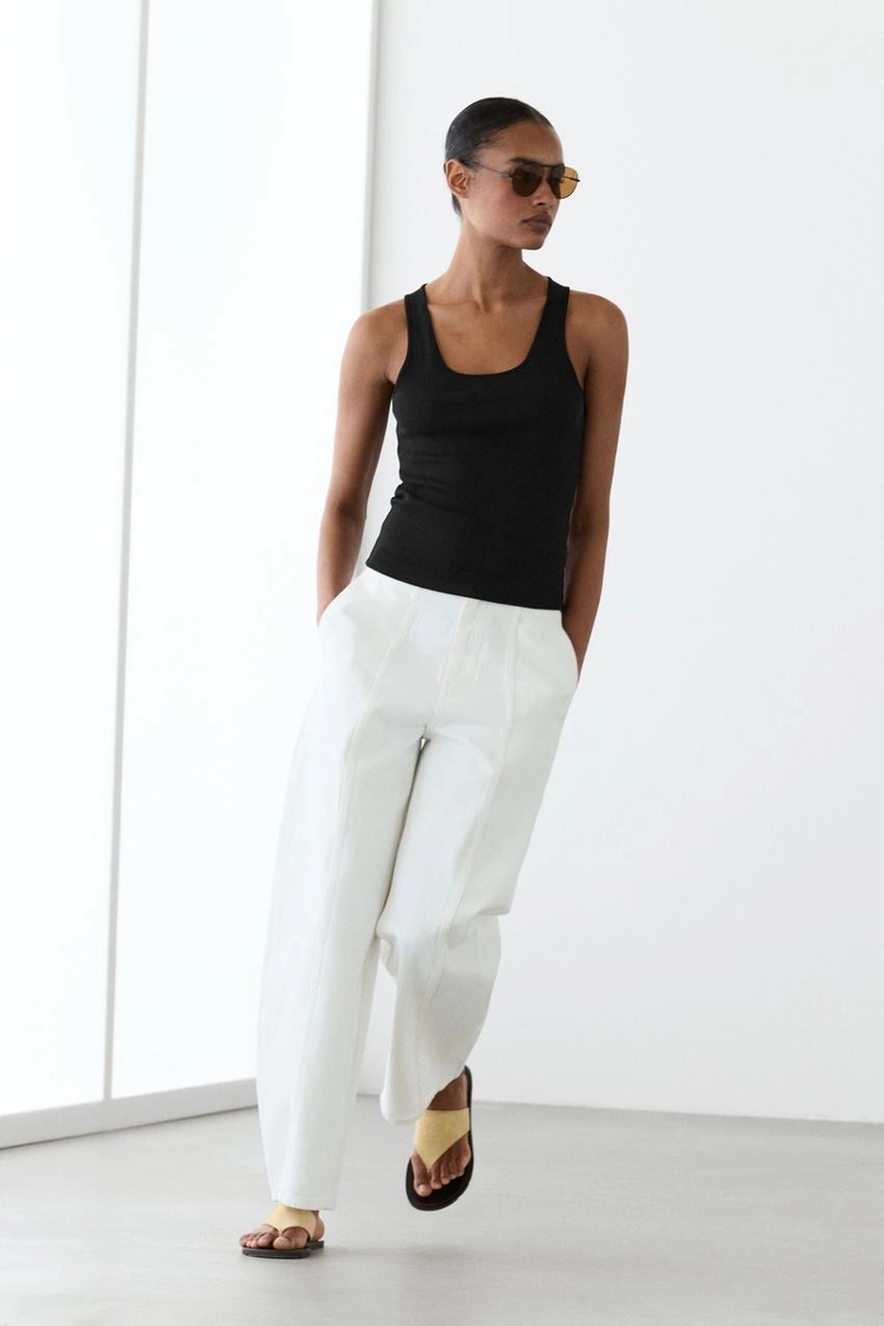 Топ с глубоким вырезом на бретельках