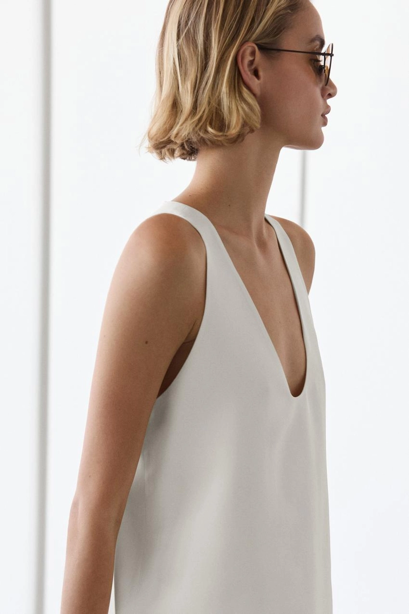 Топ с открытым v-образным вырезом flowing