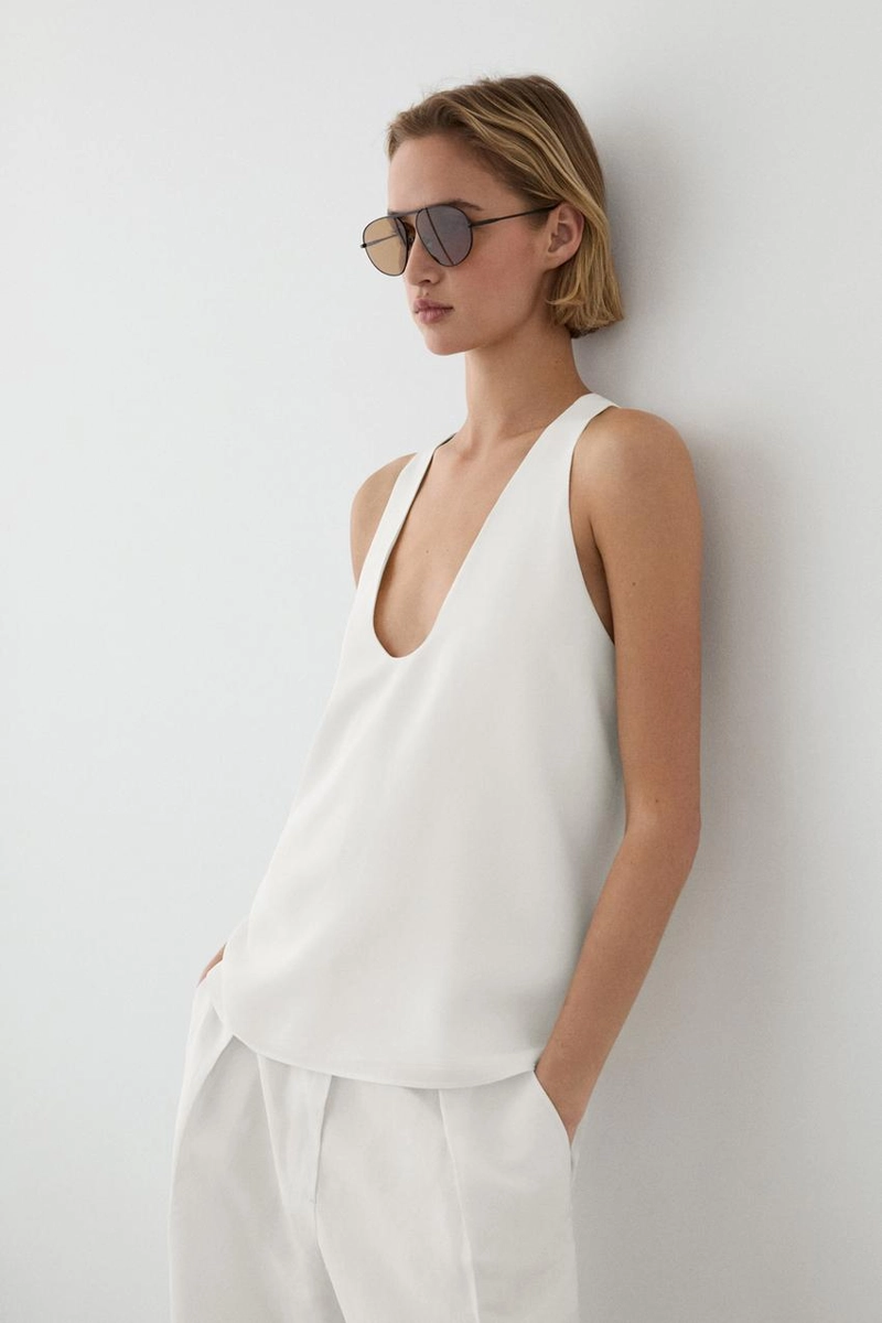 Топ с открытым v-образным вырезом flowing