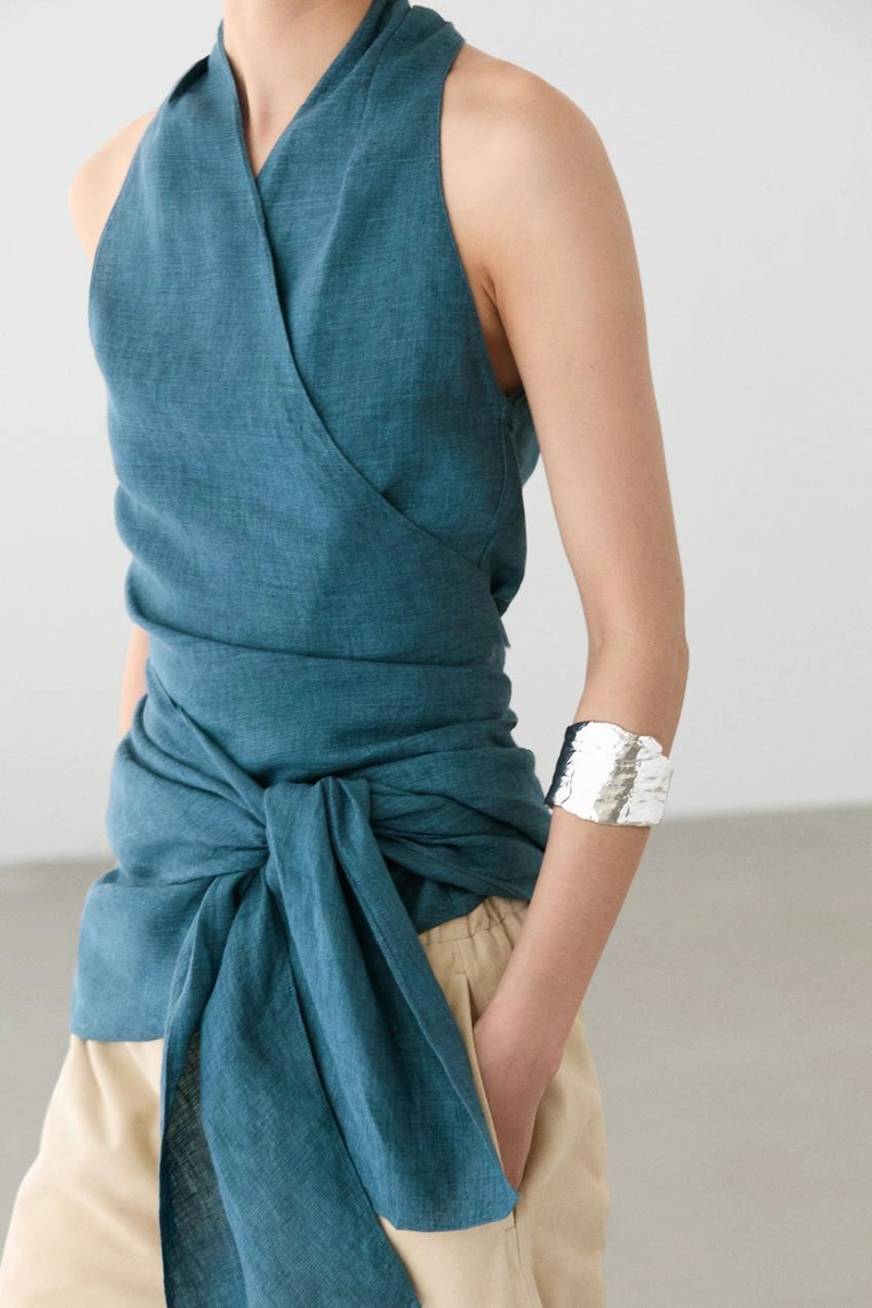 Топ из 100% льна с перекрестным воротником и деталью банта