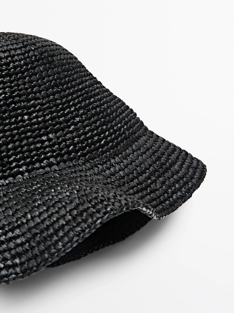 Соломенная шляпа с воронкой