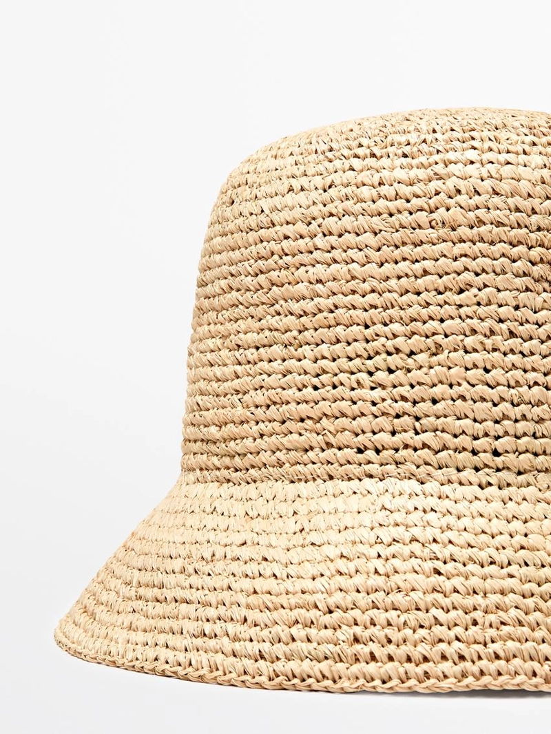 Соломенная шляпа в стиле бакет из рафии
