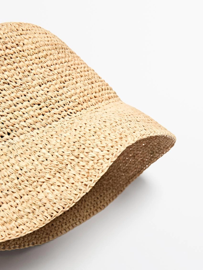 Соломенная шляпа в стиле бакет из рафии