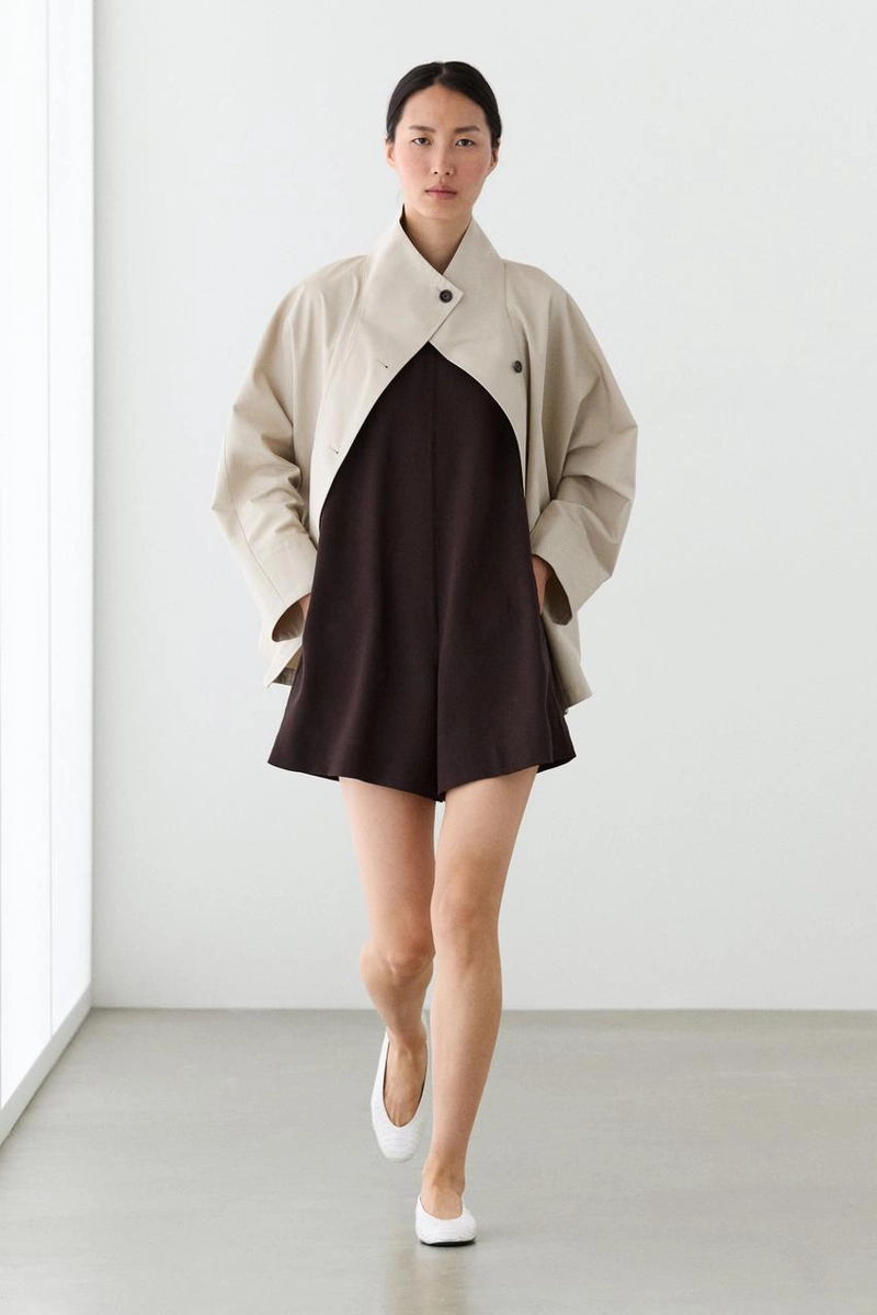 Пальто с высоким воротником